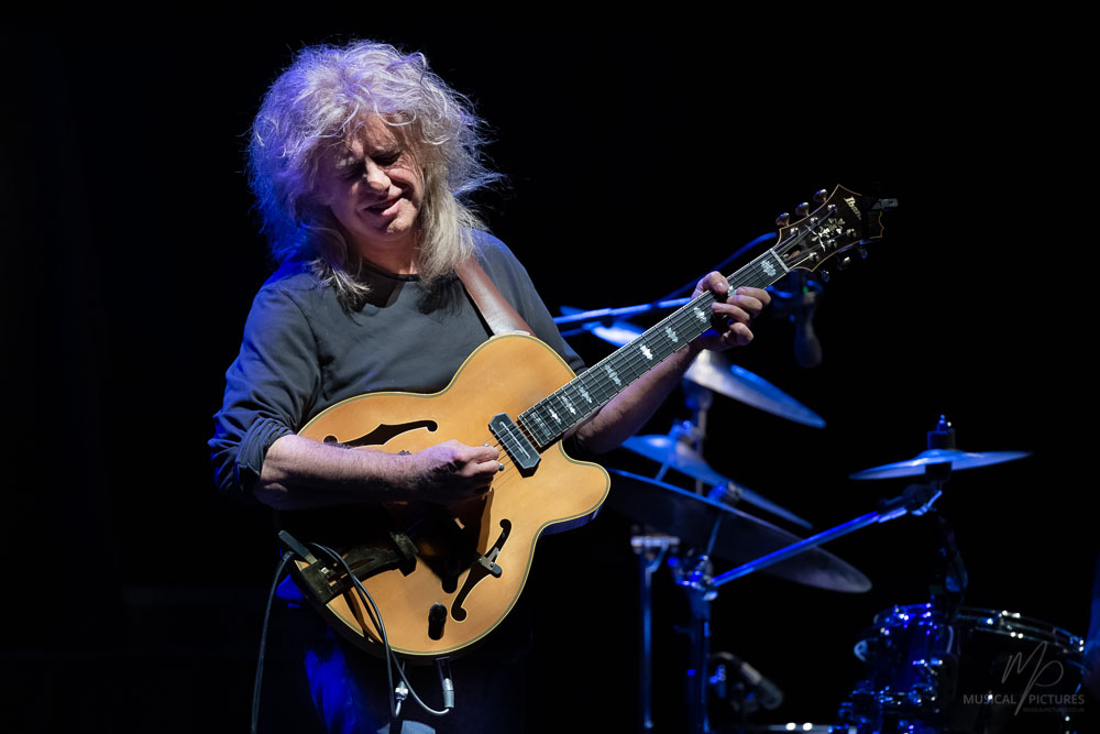 Pat Metheny playing live